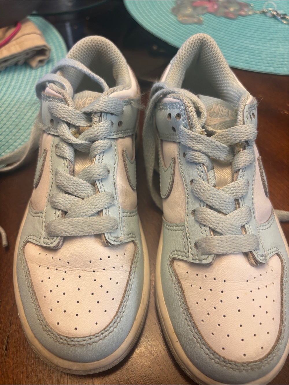 Nike Kids Low-Top Sneakers in Light Blue and White Preowned